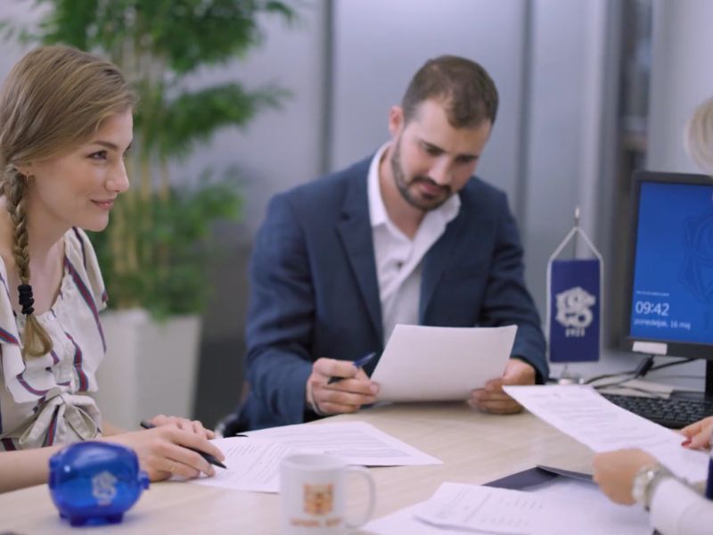 muž i žena popunjavaju papire za kredit za refinansiranje