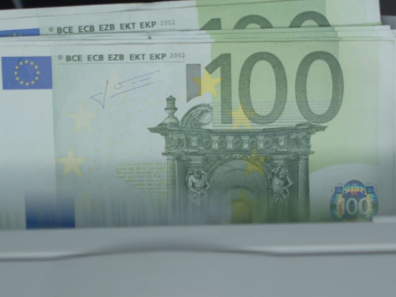 novčanice od 100 evra u mašini za brojanje para