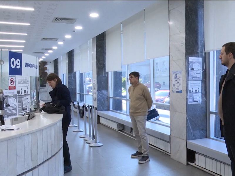 prikaz šaltera u baci i troje ljudi koji stoje i čekaju na svoj red