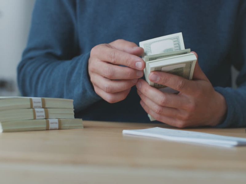 osoba broji novac